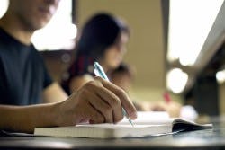 Slagingspercentages Wft-examens weer licht gedaald
