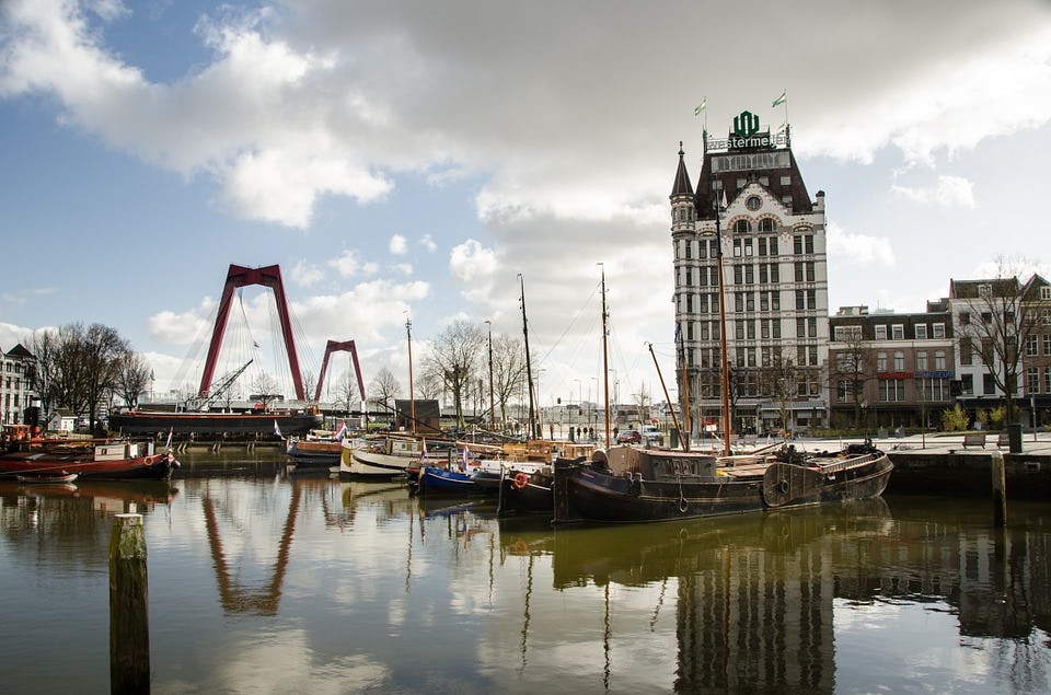 Verfbeurt Willemsbrug bezorgt Rotterdammers lakschade