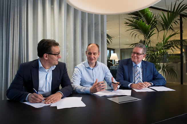 Peter Mols (Stichting SIVI), Fred Slikker (Solera Nederland) en Leo de Boer (Verbond van Verzekeraars) ondertekenen het Memorandum of Understanding Ketenoptimalisatie in Utrecht