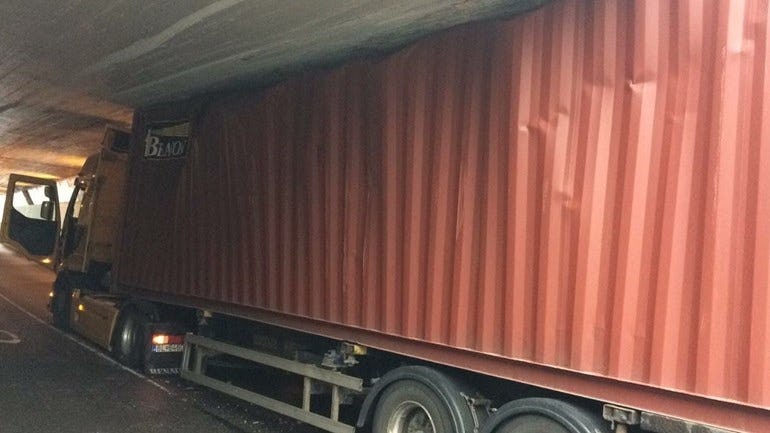Chauffeur rijdt container klem bij Maastunnel