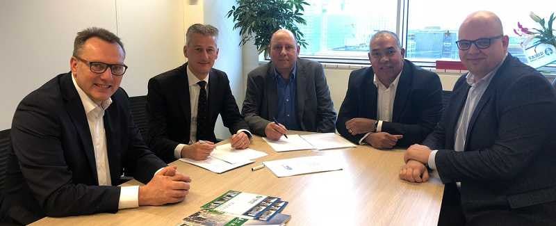 vlnr: Johan Vermeer van Veldsink Groep, Stefan Bell van VCN, Martin Berrevoets, Kenneth Josias en Rob Spitters van China Taiping Insurance