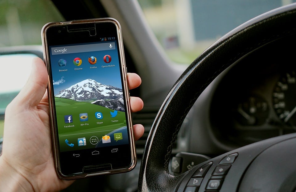 Automobilist gebruikt mobiele telefoon steeds vaker