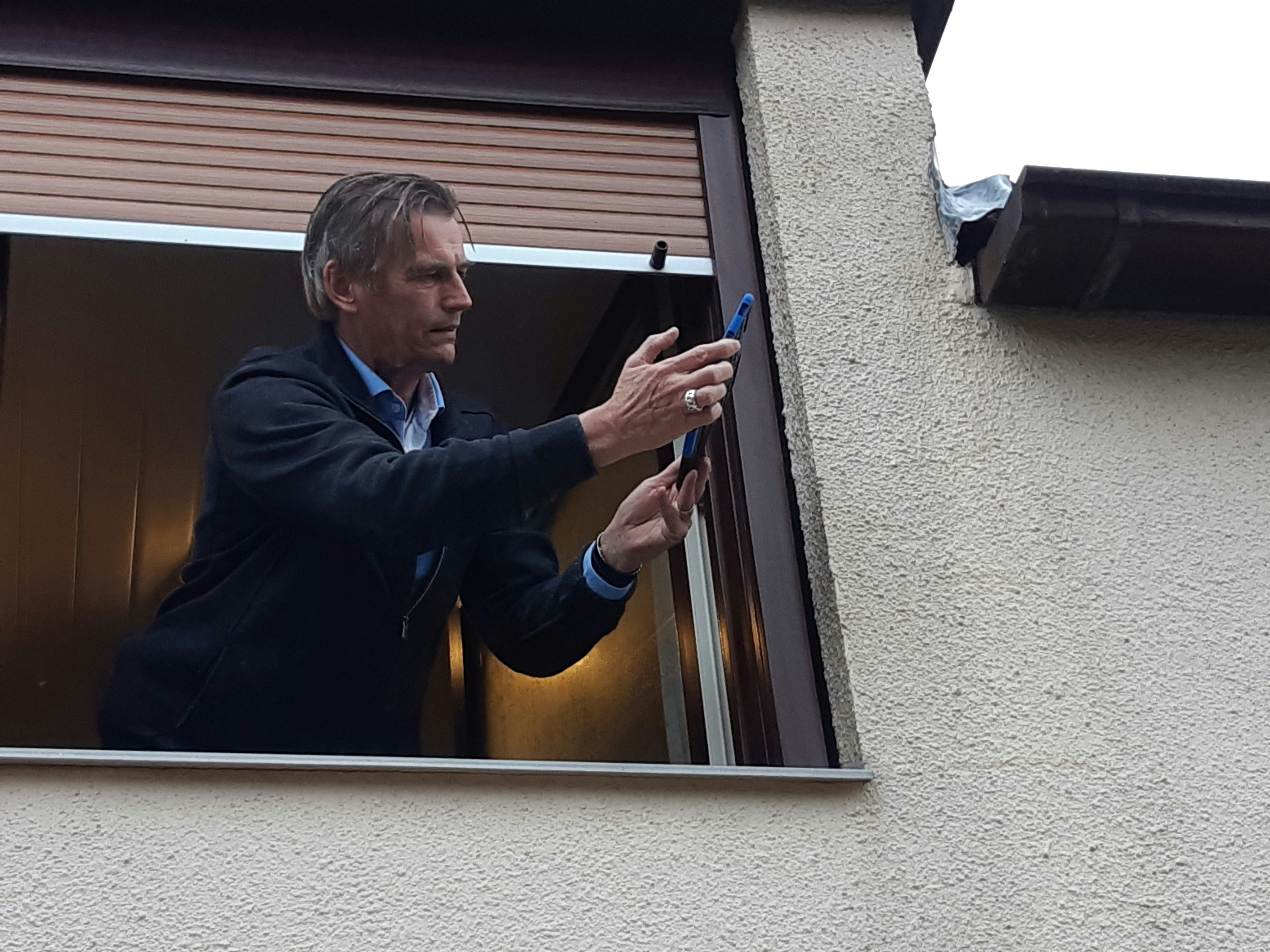 Schade-expert Johan Klein Twennaar neemt schades op aan een huis in Sappemeer.