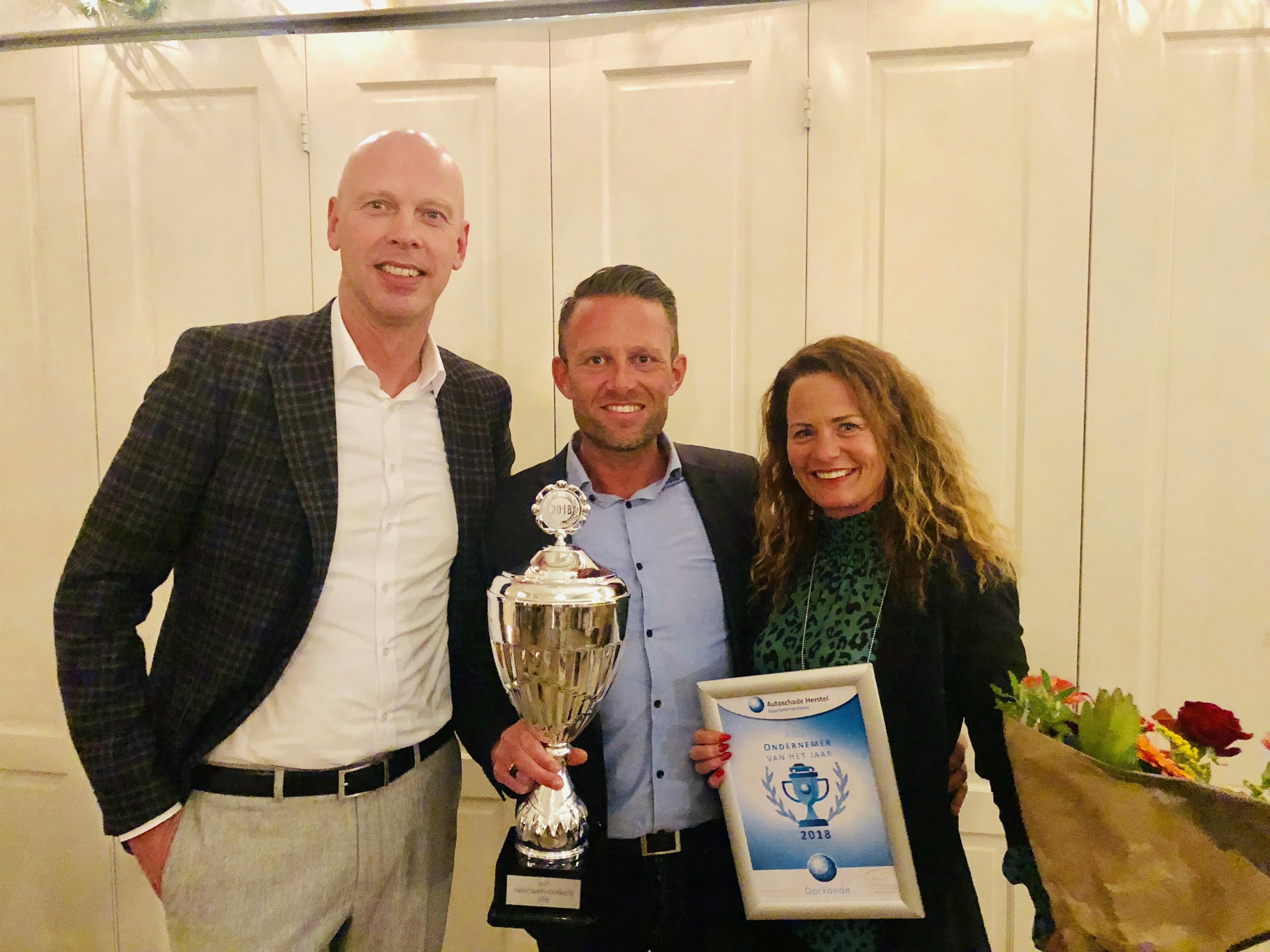 Guus van Dreven, algemeen directeur AHG met Dennis Breed en Yvonne Breed van Autoschade Herstel Haarlemmermeer.