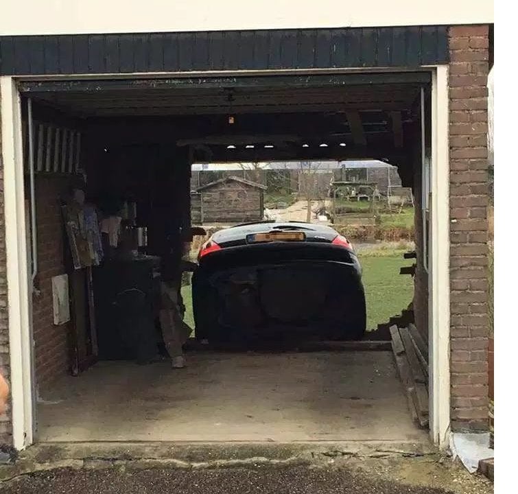 Schade van de week: automobilist neemt verkeerde uitgang garage