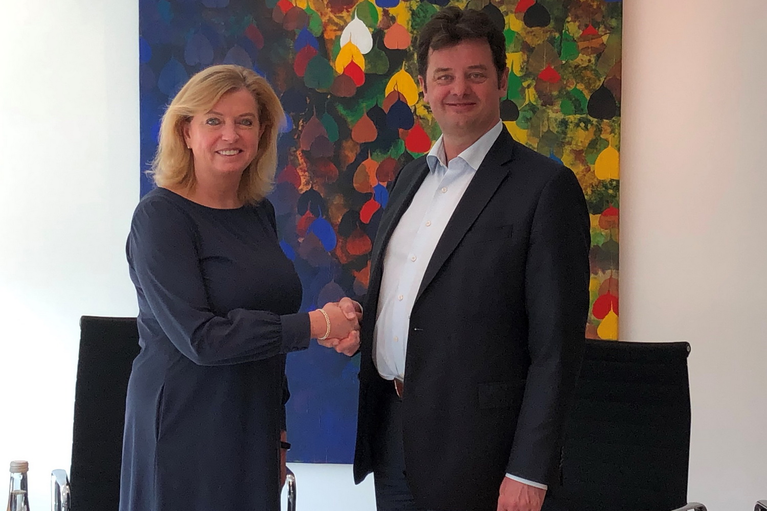 Wouter Verkerk (VbV) draagt de eigendomsrechten van het keurmerk Voertuigbeveiliging over aan Francie van de Beek (het CCV).