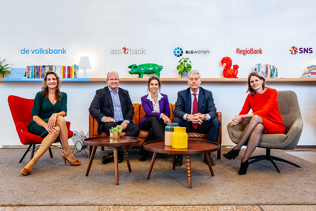 Annemiek van Melick (midden) vertrekt bij de Volksbank.