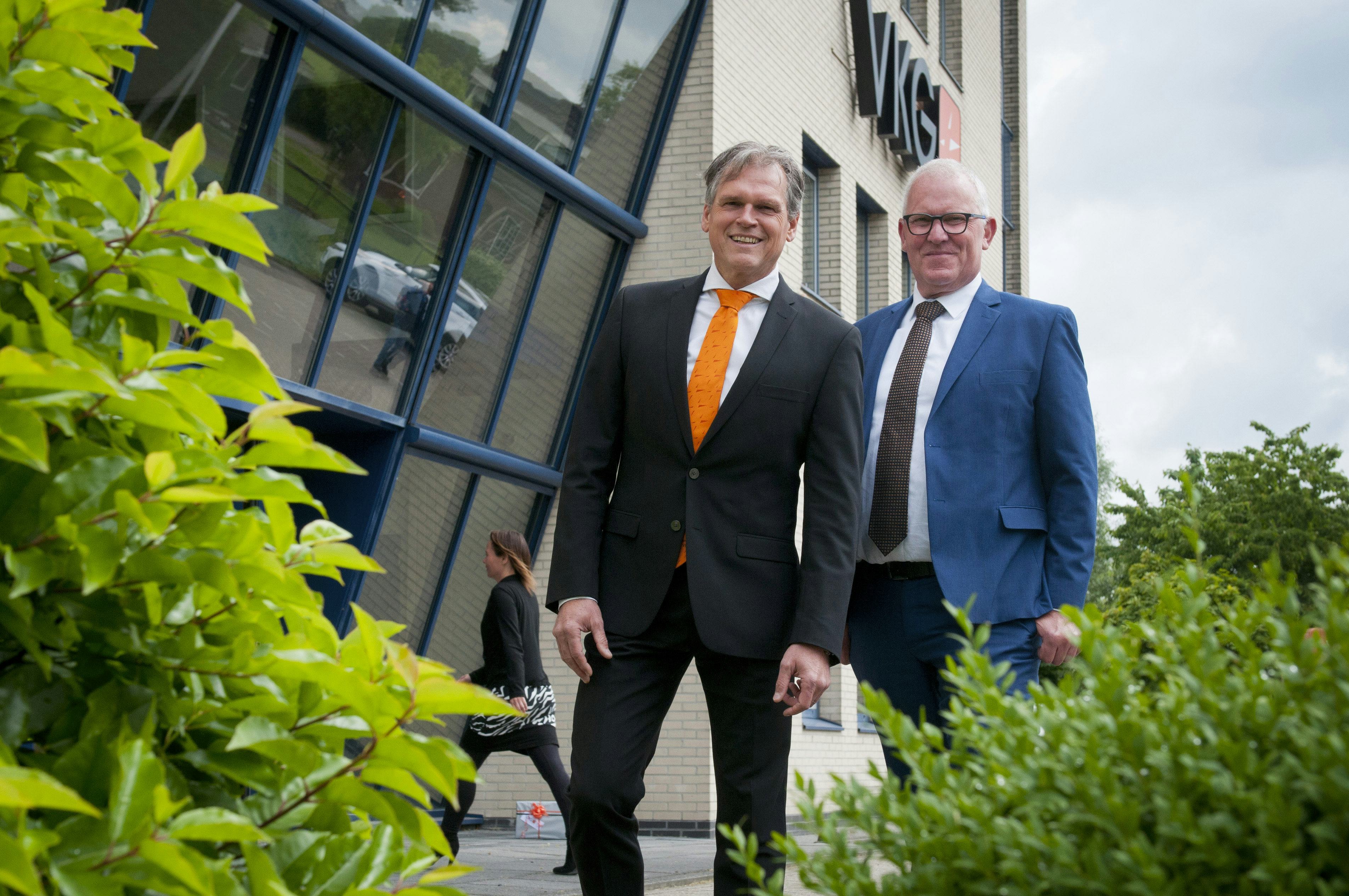 Directeur Hypotheken Peter van der Linde (l) en directeur Commercie Eric-Jan van den Berg.