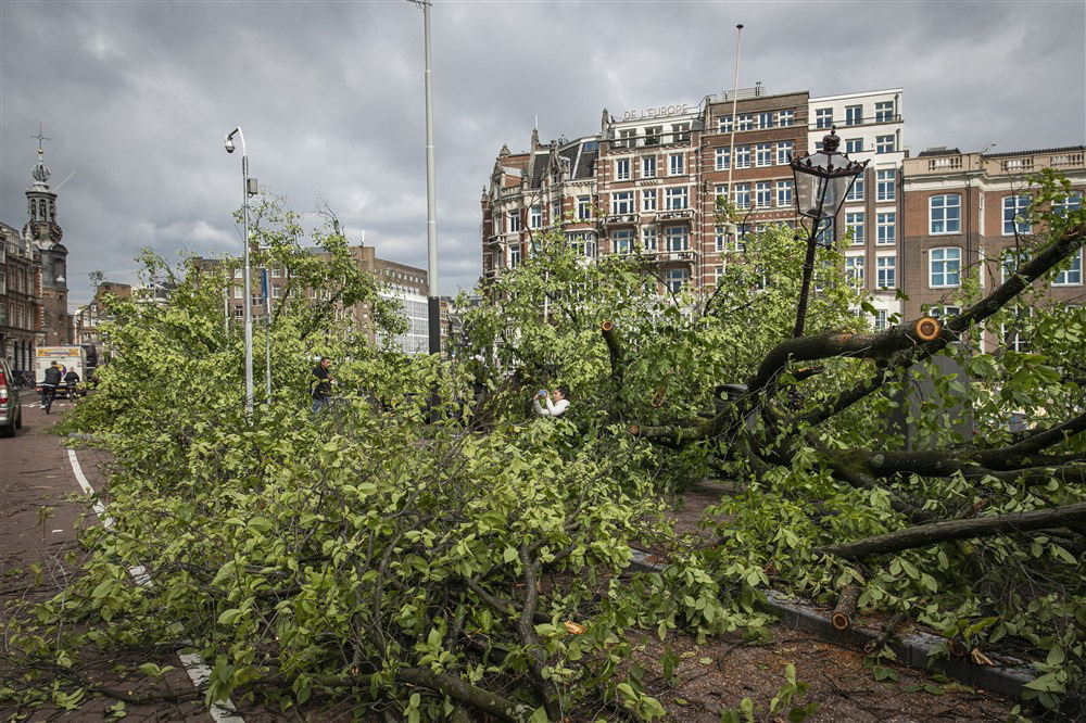Amsterdam. De zware onweersbuien van woensdagavond hebben in het hele land voor overlast en schade gezorgd.