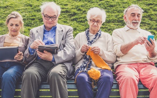 Hoogopgeleiden gaan eerder met pensioen en leven langer door