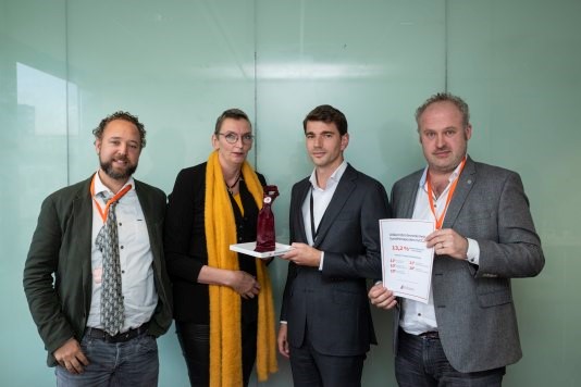 Een delegatie van de Actiegroep Fysiotherapie reikt de Strakke Strop uit aan Joris Ament (tweede van rechts), Manager sector Paramedische zorg van CZ. 