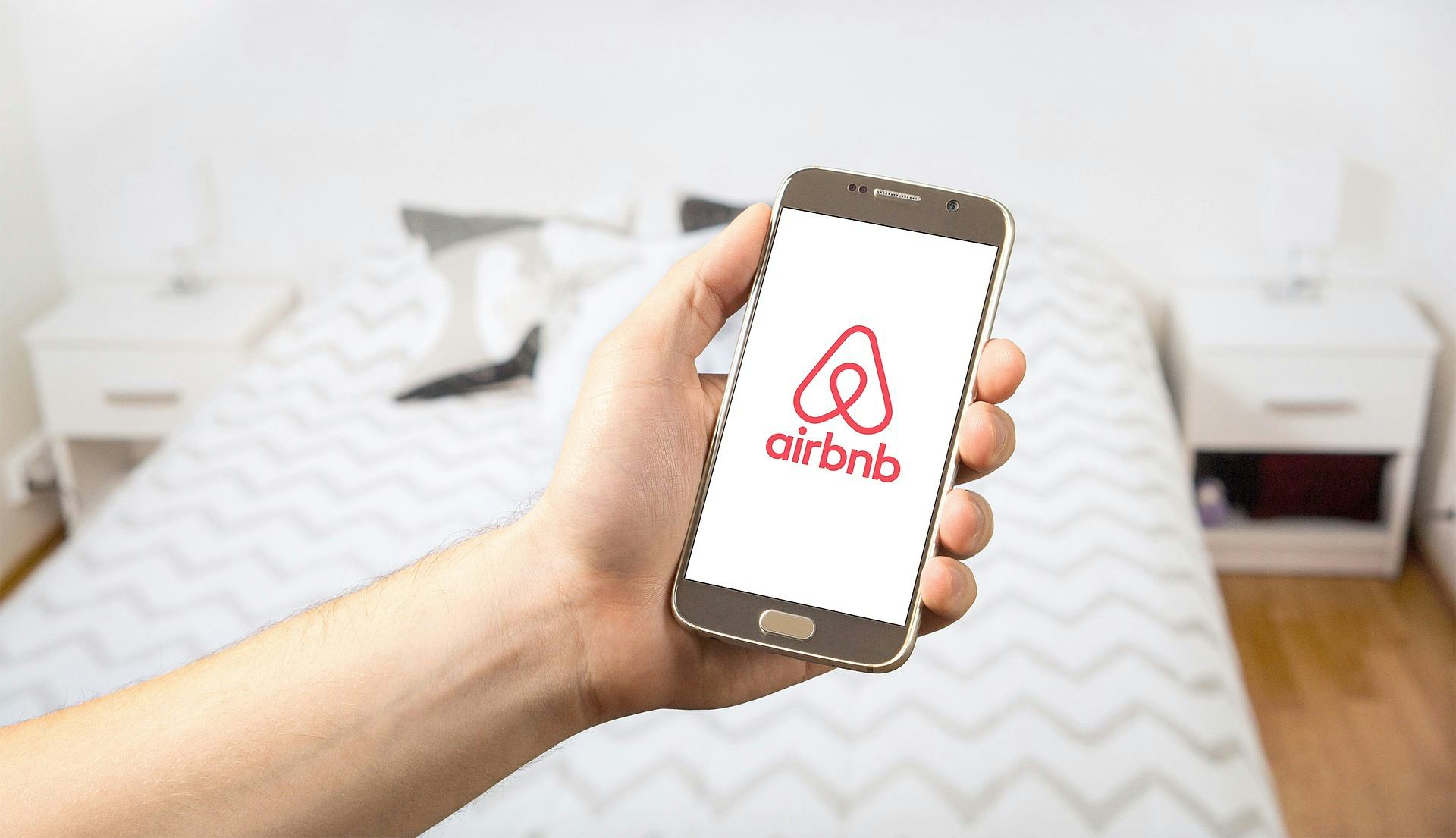 Speelt Airbnb voor verzekeraar? En hebben ze daar geen vergunning voor nodig?
