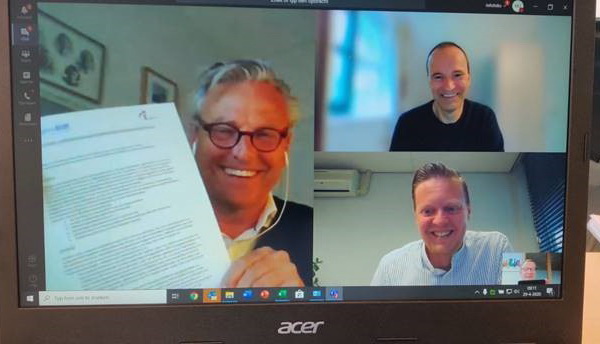 De samenwerking tussen Midglas en Infofolio wordt digitaal beklonken.