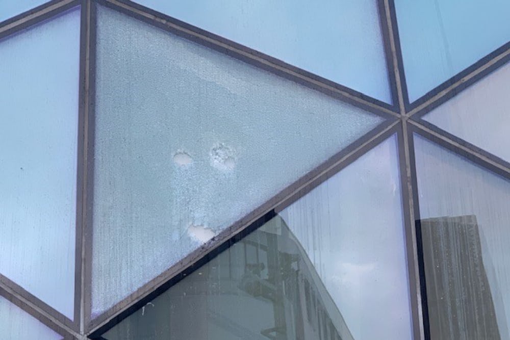 Glazen iglo Eindhoven zwaar beschadigd door rellen: Midglas coulant met eigen risico mkb'ers
