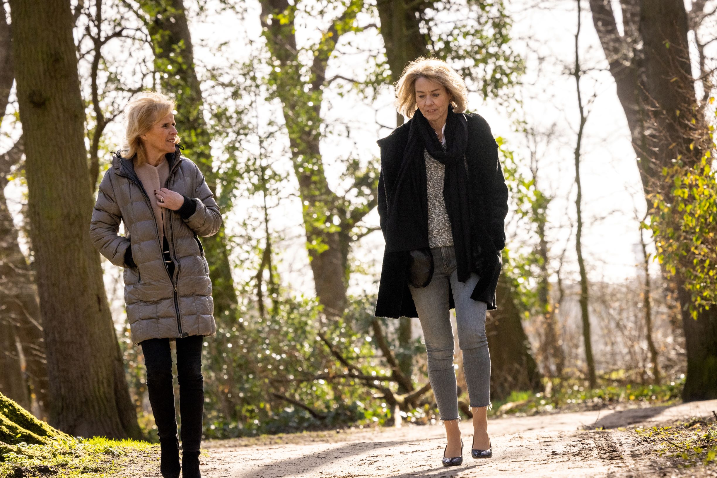Monique de Vos in gesprek met Hanneke Jukema (rechts). Foto: Wilco van Dijen.