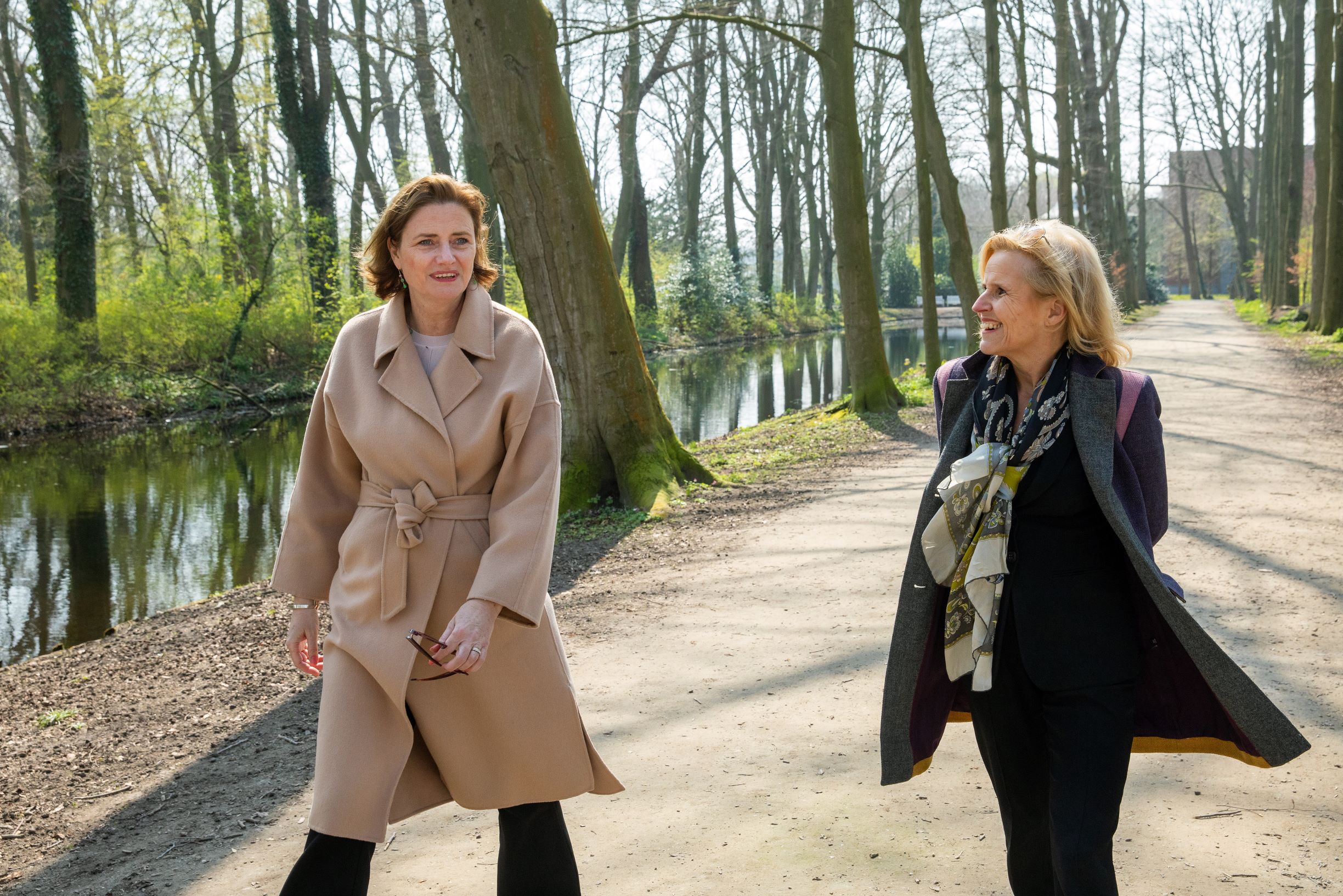 Karien van Gennip (links) en Monique de Vos. Foto: Wilco van Dijen