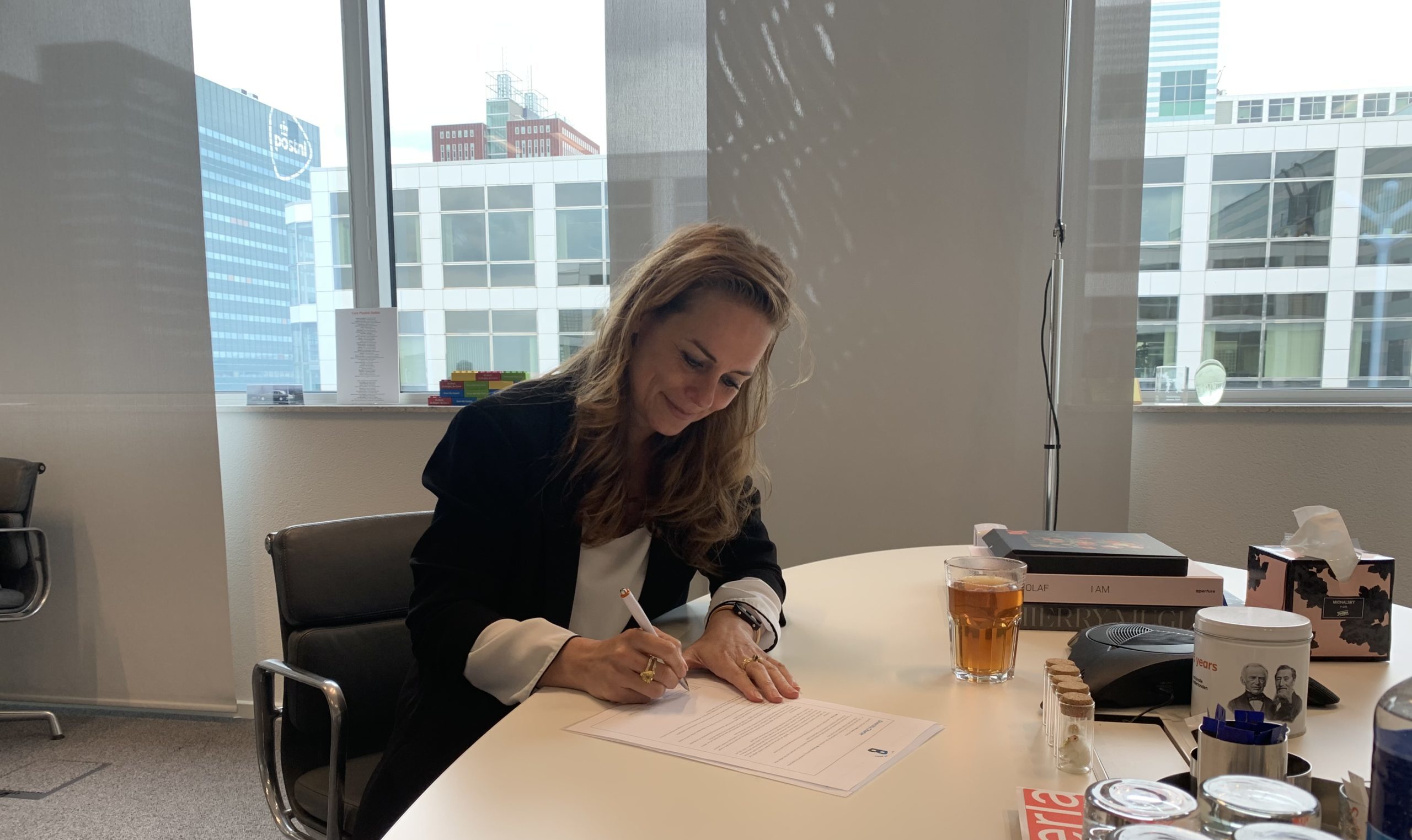 Dailah Nihot, lid van het managementboard, ondertekende de Charter Diversiteit uit naam van NN Group.