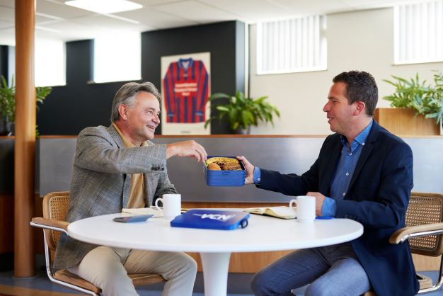 Paul Schilders (rechts) en adviseur Anton Klaassen bespreken de impact van actieve provisietransparantie voor schadeverzekeringen op de consument, de adviseur en de branche zelf.