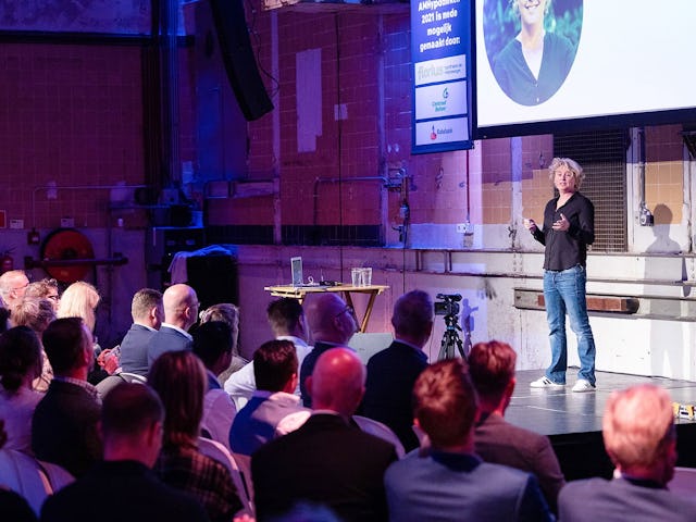 Sociaal geograaf en journaliste Floor Milikowski hield een bevlogen verhaal over dat winst en geld niet het enige is dat telt in de woningmarkt.