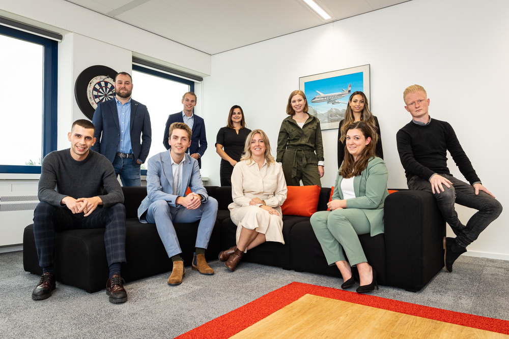 De tien talenten die deelnemen aan een rondetafelgesprek op uitnodging van AM.Achterste rij: Nick van Ballegooijen (Diks Verzekeringen), Sebastiaan Gorreê (Paardekooper Private Insurance), Suzanne Eversdijk (Veldsink-Driekleur), Nynke Gerards (NN) en Estelle Bredius (Chubb). Op de bank: Zakaria Razzouki (Dazure), Stefan Reurink (Thoma Groep), Joy Graus (VLC & Partners), Anouk Caspers-Vos (Aon) en Bram van Duijnhoven (Acura | Summa Groep).