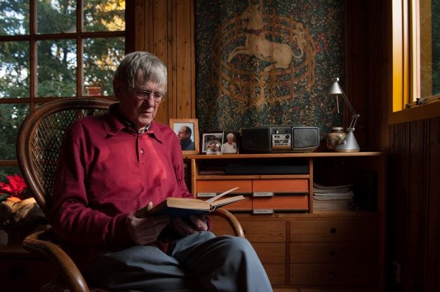 Ouderen hebben gemiddeld een minder hoge uitvaartverzekering dan jongeren.