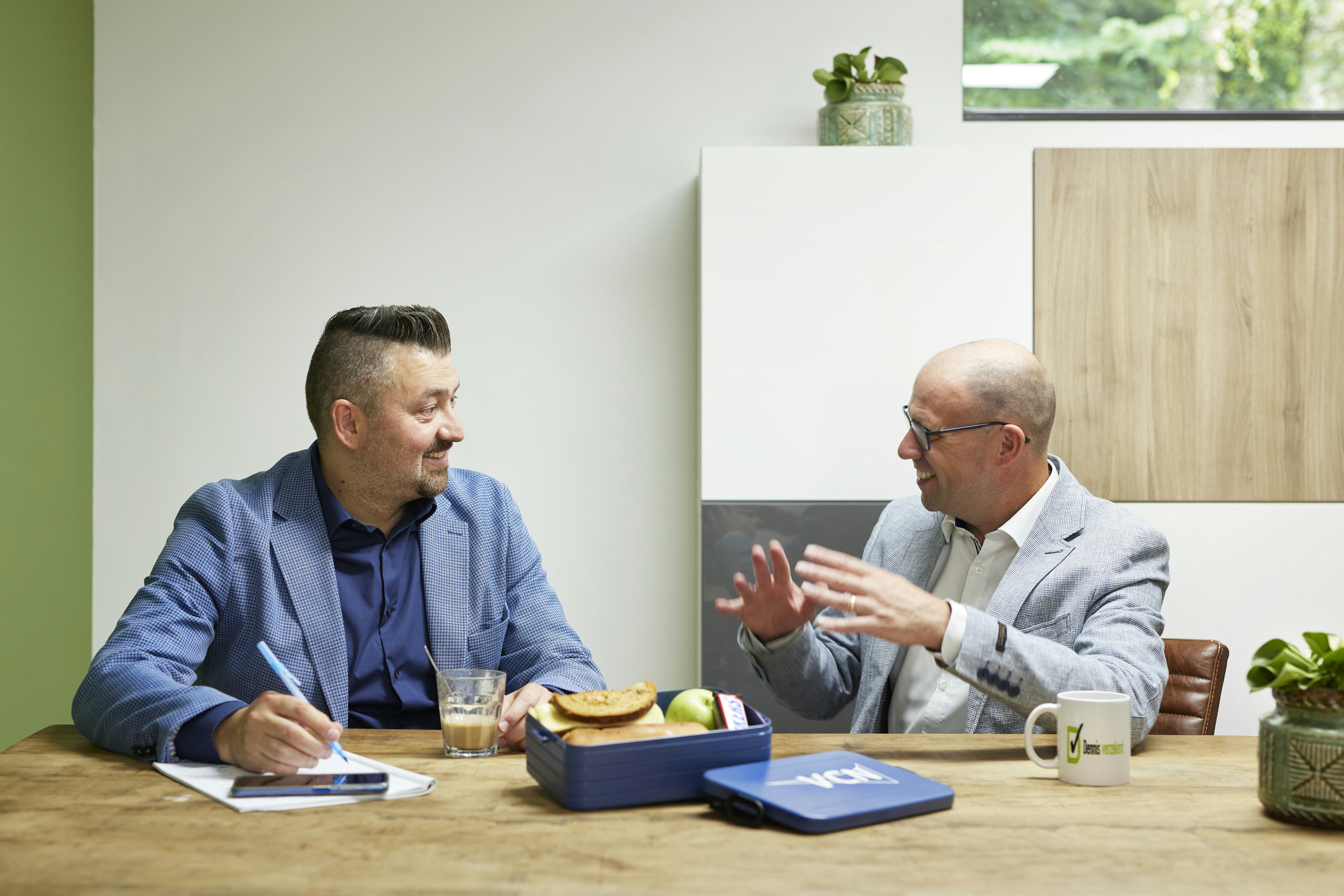Tommy de Rooij (rechts) en adviseur Dennis de Louweren met elkaar over mantelcontracten.