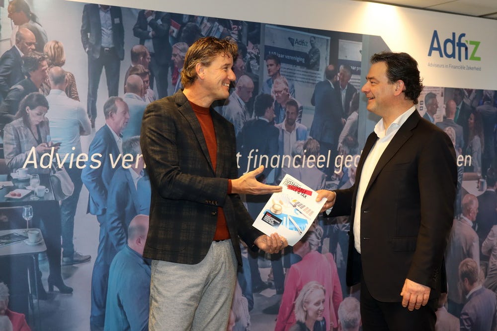Fred de Jong (links) overhandigt de paper aan Enno Wiertsema van brancheorganisatie Adfiz.