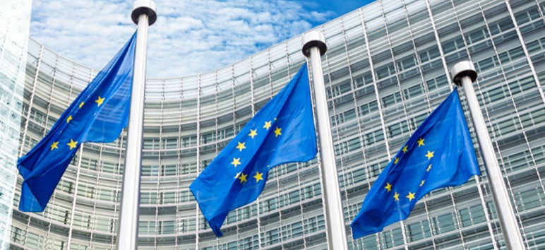 Het is nu aan de lidstaten om hun wetgeving erop aan te passen, wat binnen twee jaar na het in werking treden van de EU-richtlijnen moet gebeuren.