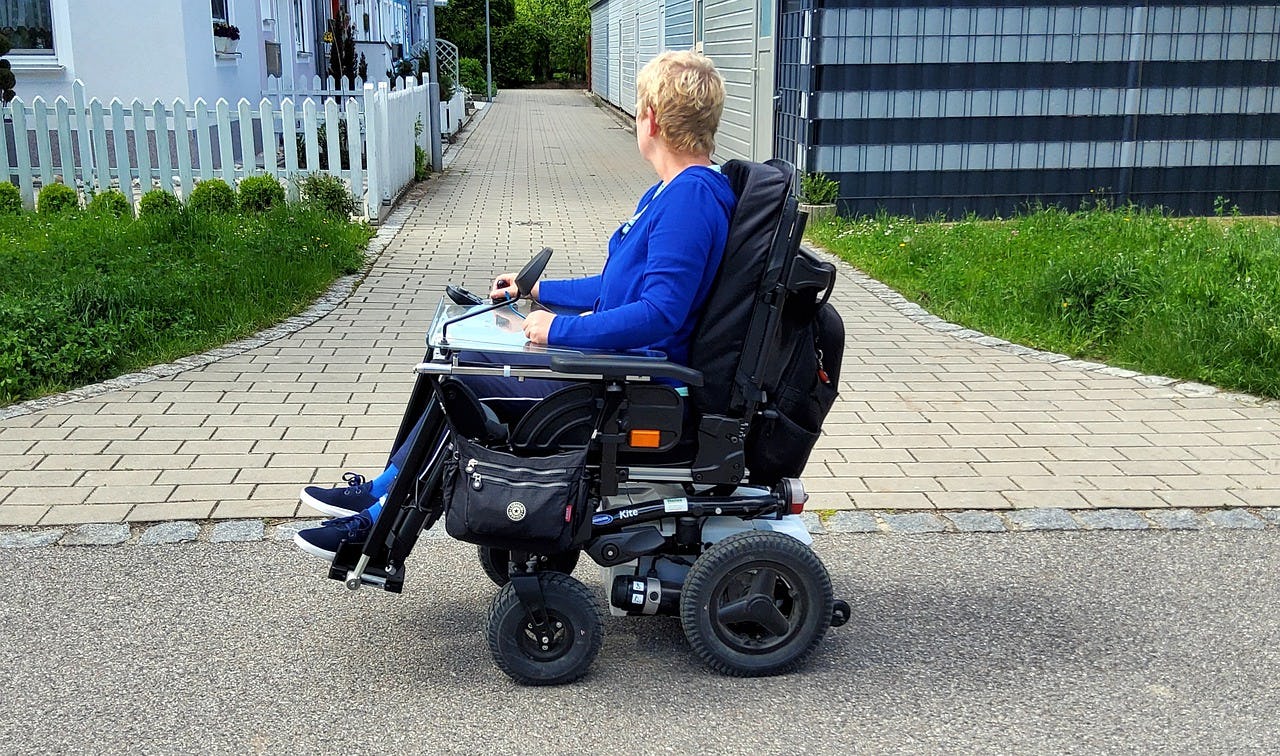 'Gemeente zou elektrische rolstoel verplicht casco moeten verzekeren'
