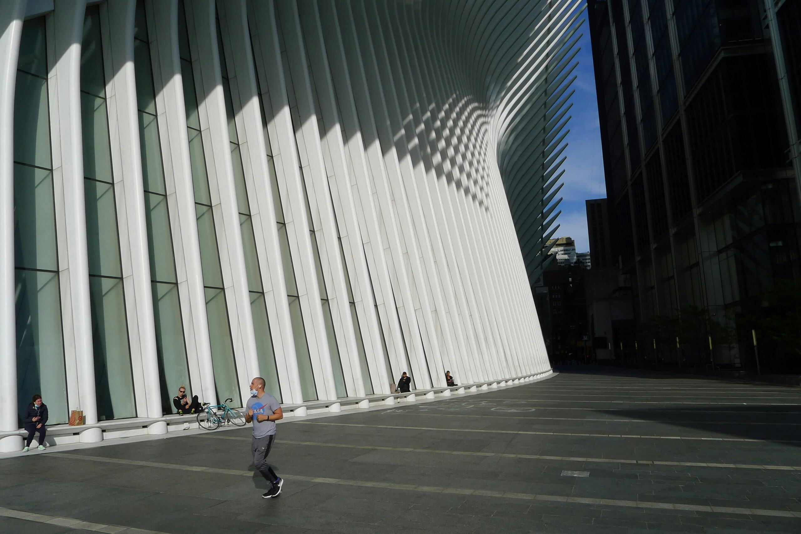 De oorsprong van OOM is het verzekeren van gebouwen en zaken die extra risico lopen in conflictsituaties. Denk bijvoorbeeld aan de ambassade van Oekraïne, een vliegmaatschappij, een energieleverancier, een bank, waterbedrijven maar ook het Anne Frankhuis. (Fotograaf: Tjebbo Penning, plaats New York)