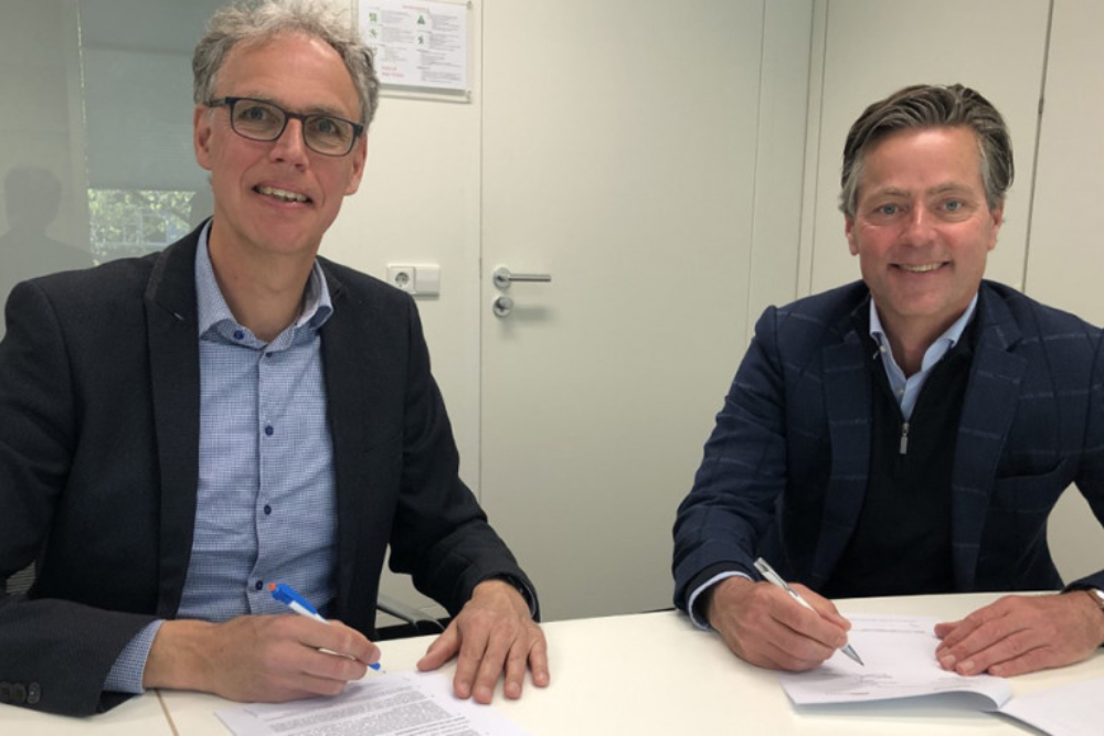 VVN-directeur Evert-Jan Hulshof (links) en directievoorzitter Univé Schadeverzekeringen Johan van den Neste (rechts)