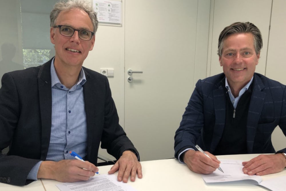 VVN-directeur Evert-Jan Hulshof (links) en directievoorzitter Univé Schadeverzekeringen Johan van den Neste (rechts)