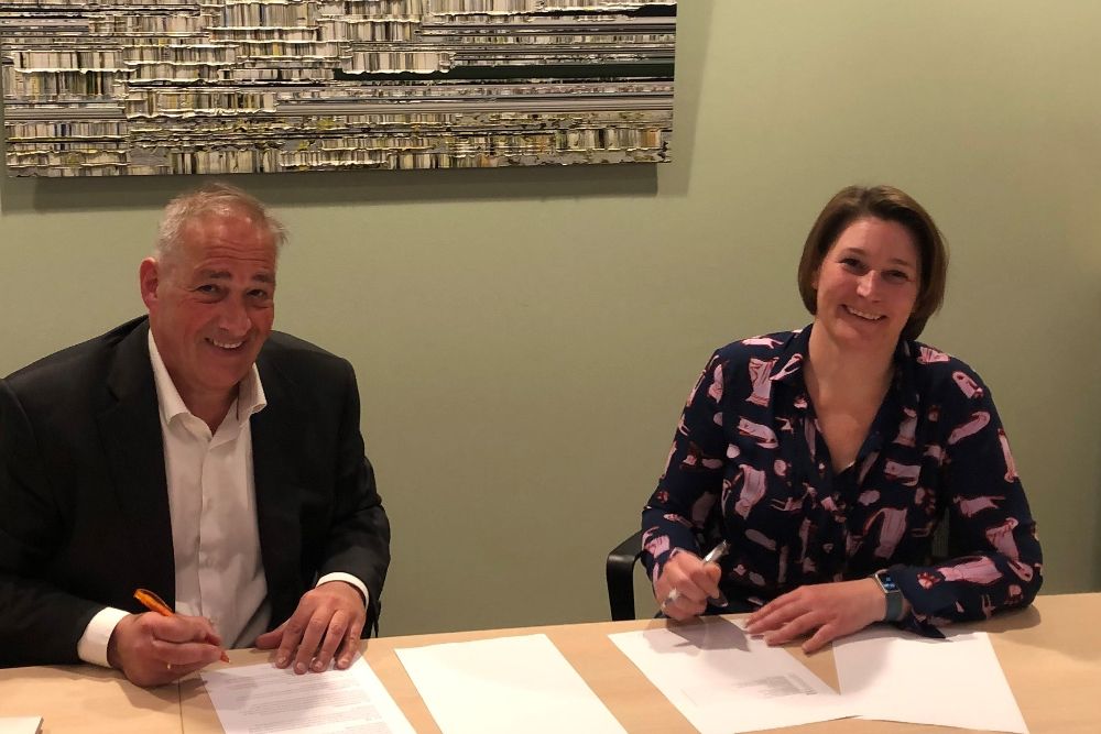 Peter van Geijtenbeek en Mieke Dadema bezegelen de samenwerking
