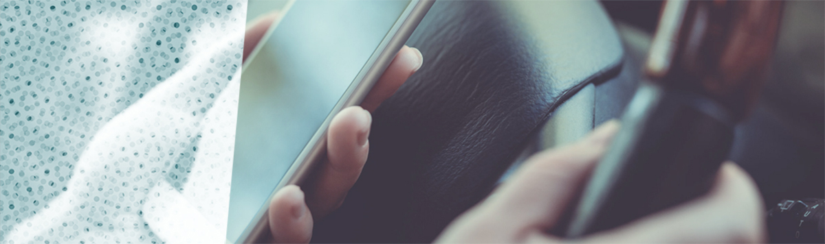 Feit of fabel: Rijden in de auto met een mobiele telefoon los op de schoot is verboden. Het maakt daarbij niet uit of er getelefoneerd wordt of niet. 