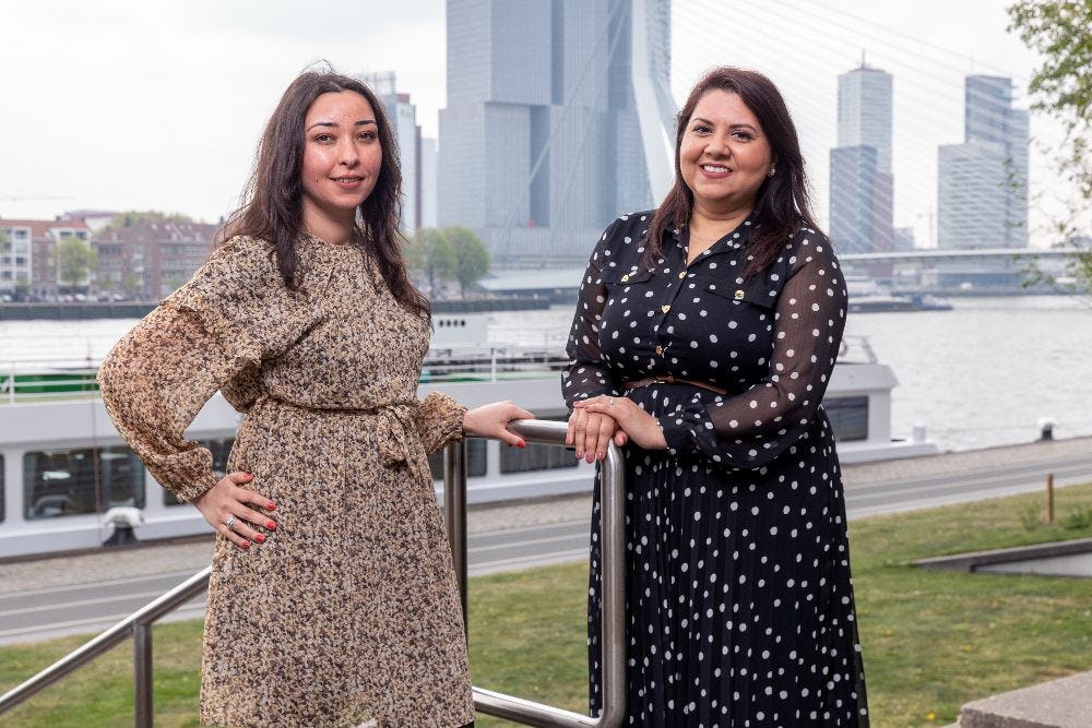 Burcu Çinar (links) en Sujata Lachman