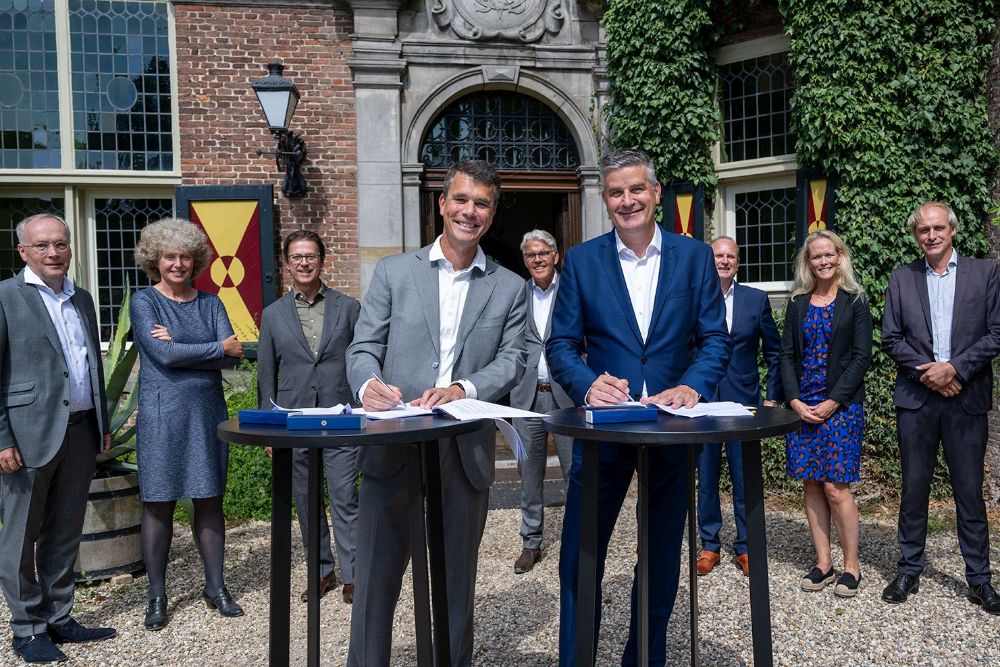 Koen Becking, rector magnificus van Nyenrode, en Andre Snellen, voorzitter bestuur SPO, bezegelen de samenwerking. Foto: Sander Foederer