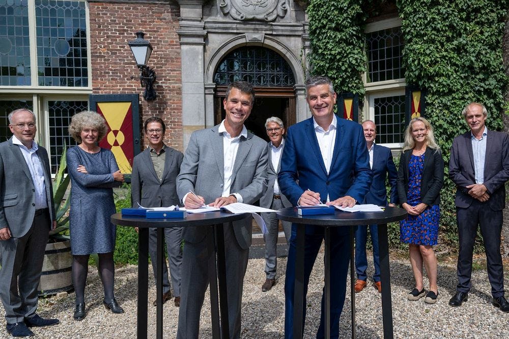 Koen Becking, rector magnificus van Nyenrode, en Andre Snellen, voorzitter bestuur SPO, bezegelen de samenwerking. Foto: Sander Foederer