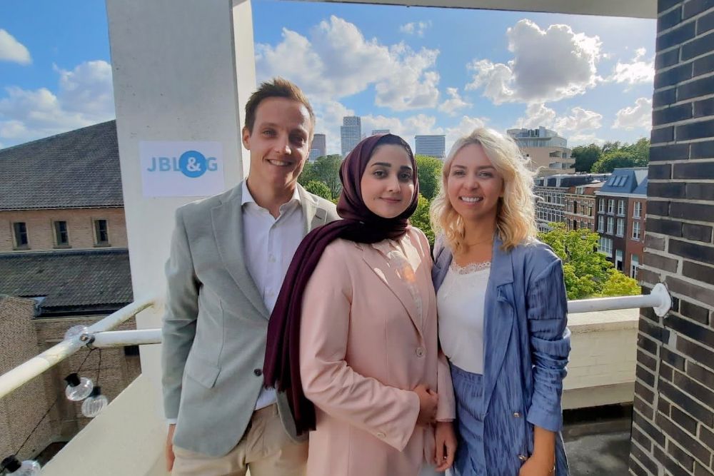 Thije Hartjes, Sara Rezai en Mieke Buis bij het Haagse kantoor van JBL&G
