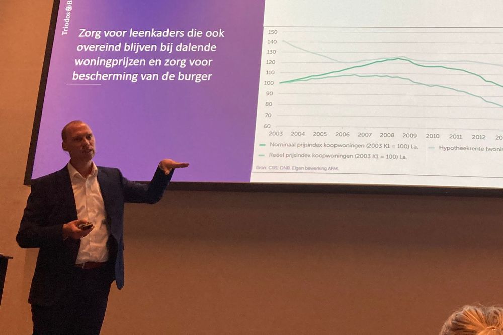 Jeroen Pels tijdens zijn presentatie op AMhypotheken in de Johan Cruijff Arena in Amsterdam.