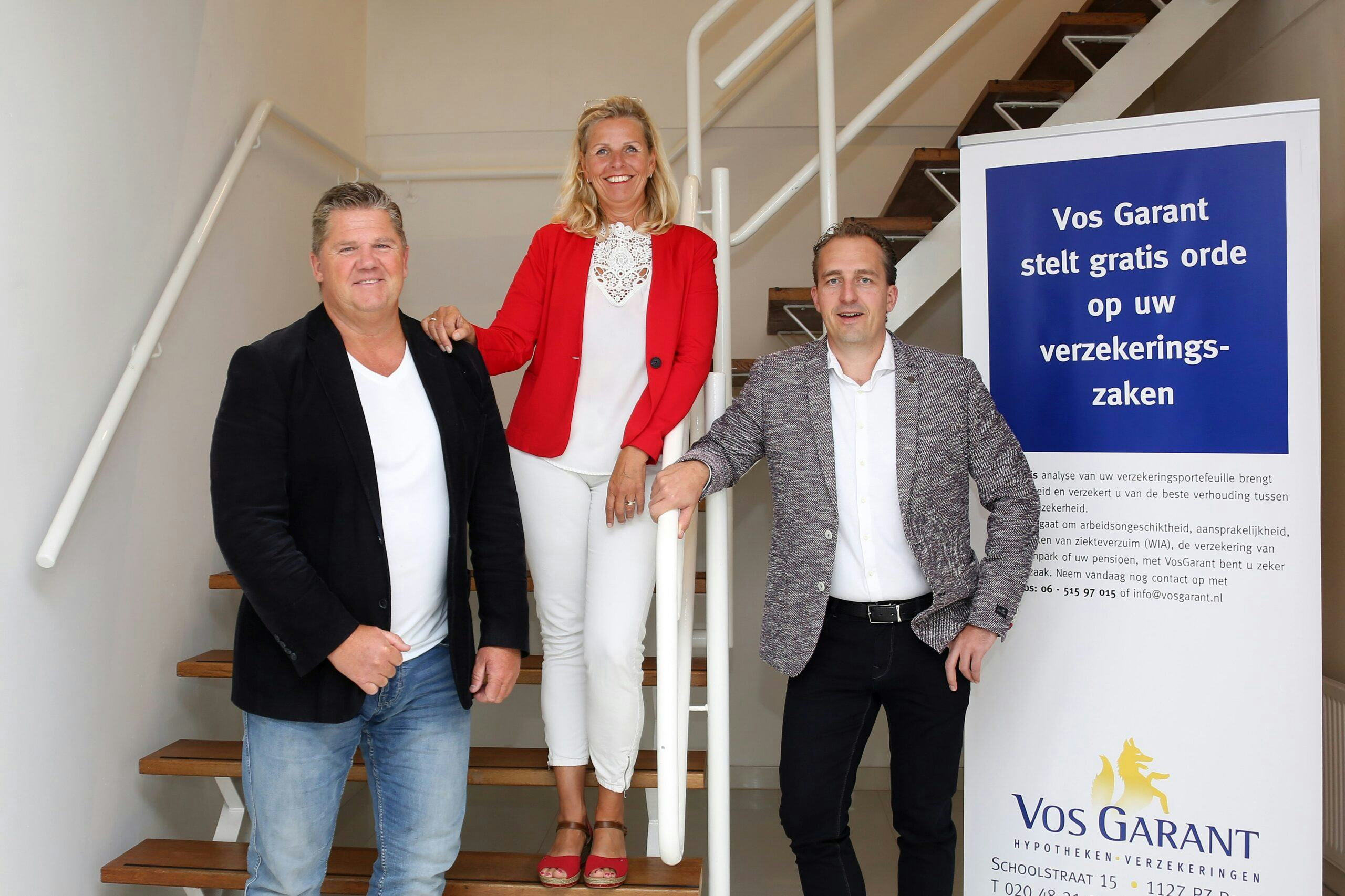 Hans Vos (links) heeft zijn verzekeringsportefeuille verkocht aan MZA. Esther Vos zet de hypotheekpoot van het bedrijf voort. Ook op de foto algemeen directeur Kees Tuijp van MZA. 