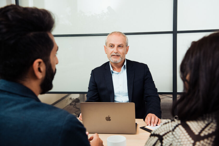 Voer eens samen met een uitvaartverzorger het gesprek met de klant.