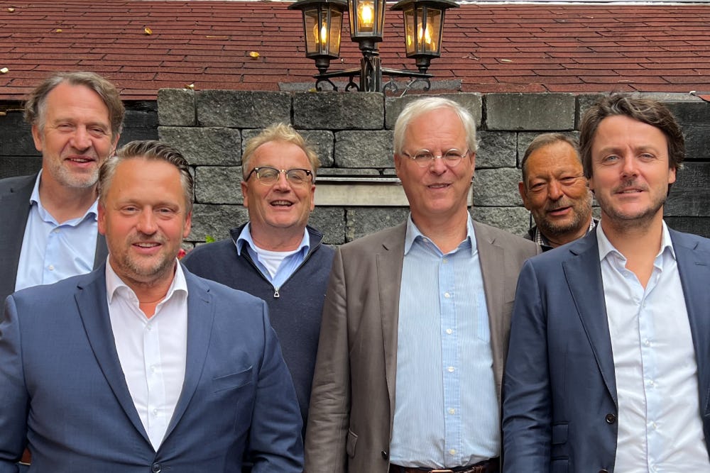 V.l.n.r. Jos Bogaerts (cfo Maas Lloyd), Maurits Basters (mede-oprichter Bouy en Traksi), Willem Boot (partner Traksi), Elbert-Jan Offereins (ceo Hampden), Willem den Ouden (volmacht manager Bouy Underwriting Agency) en Rogier van der Kooy (manager distribution Maas Lloyd)