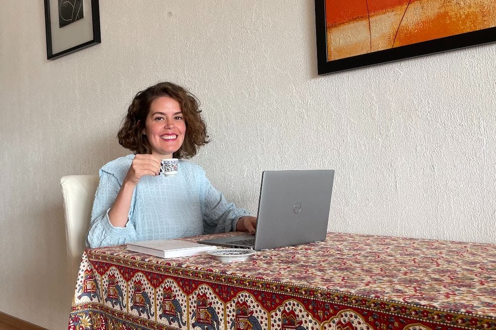 Tugce Bagci Babat werkte twee keer voor langere tijd voor NN vanuit Turkije. Hier is ze aan het werk in Istanbul. 