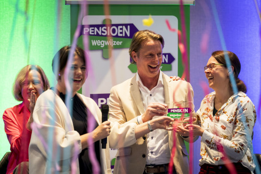 Dennis Masselink en Ellen Kraft nemen de juryprijs in ontvangst - Foto Valerie Kuypers / Wijzer in geldzaken