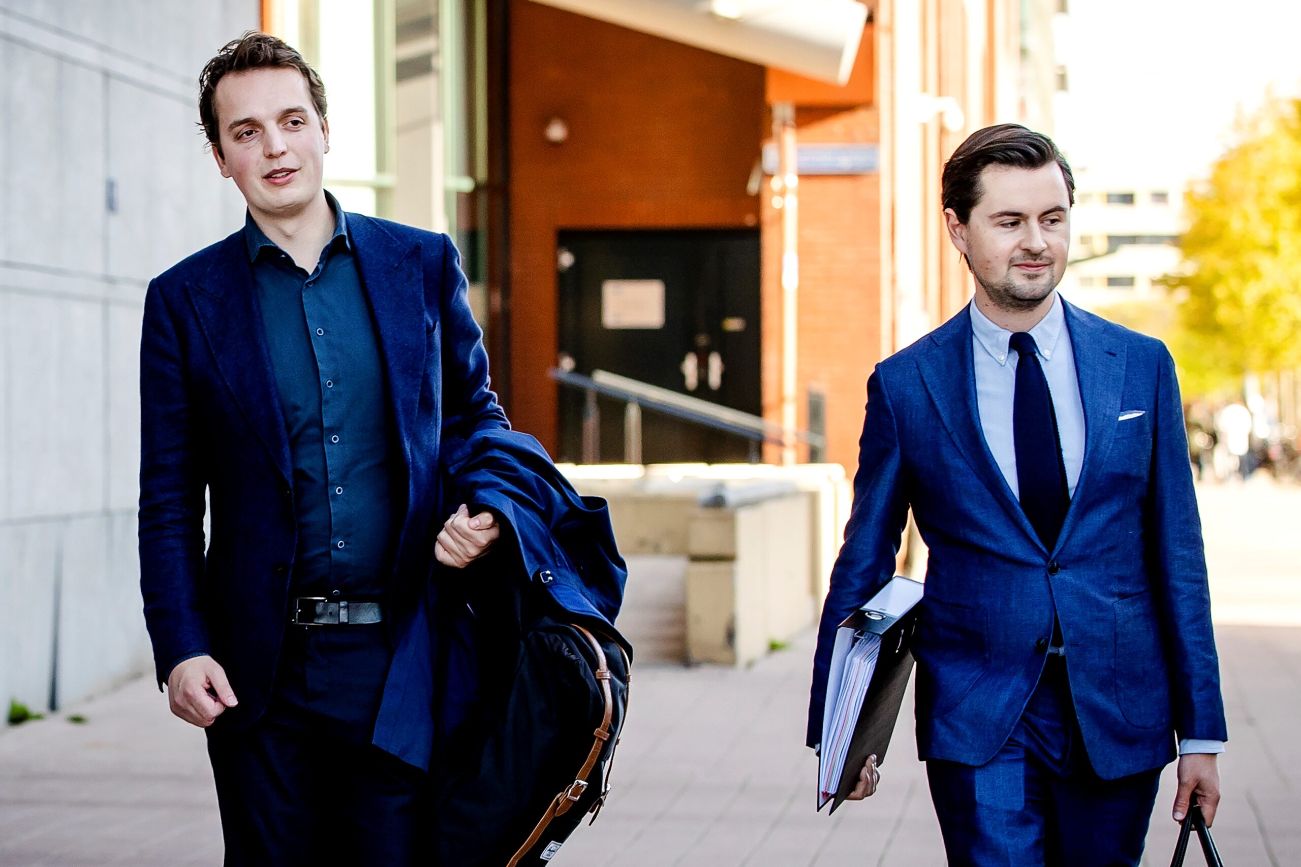 Sywert van Lienden en zakenpartner Bernd Damme (R) verlaten de rechtbank na afloop van het kort geding