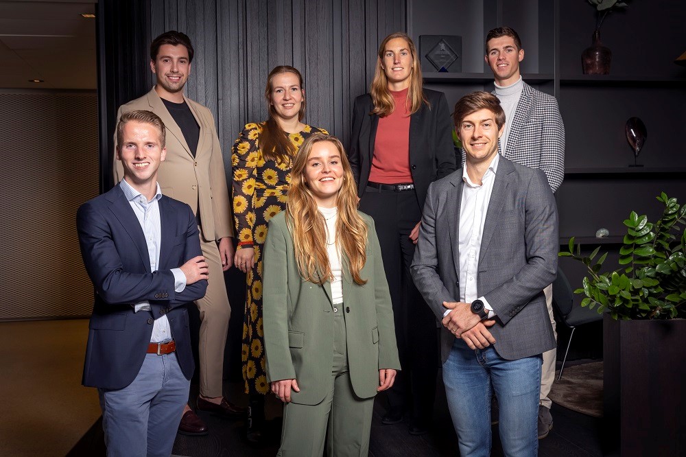 Achter van links naar rechts: Dylan Heyn (NN | ABN Amro Verzekeringen), Romy Vooijs (Monuta), Nelleke Smits (ASR) en Wesley Mol (Boidin Terneuzen). Voor van links naar rechts: Pieter van der Veen (TVM), Merel Mulder (Aon) en Michael Watson (Rhion Versicherung).