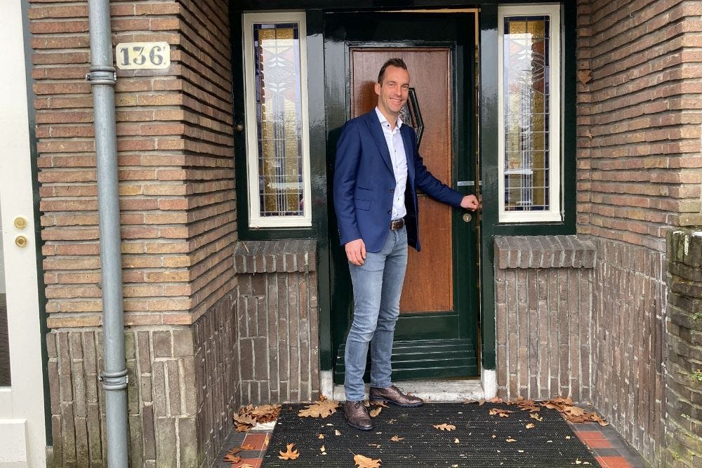 Tom Oude Avenhuis voor zijn kantoor in Almelo.