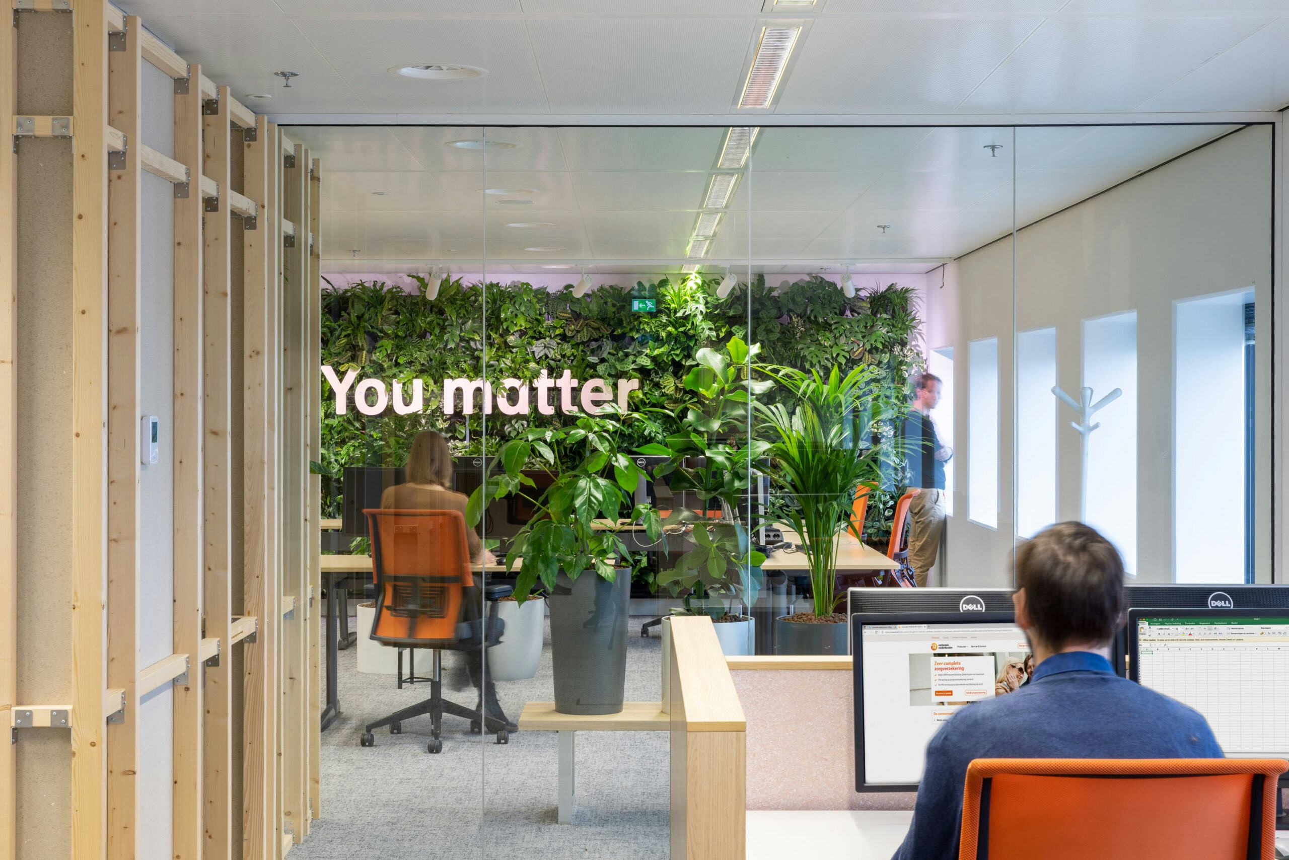 "Onder het motto niet zeggen, maar doen zijn we dan ook al in 2019 gestart met de renovatie van onze kantoorpanden in Den Haag en Rotterdam."