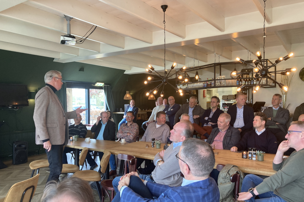 Bestuurslid Cas Verhage van NH1618 spreekt de leden toe van EFD Noord