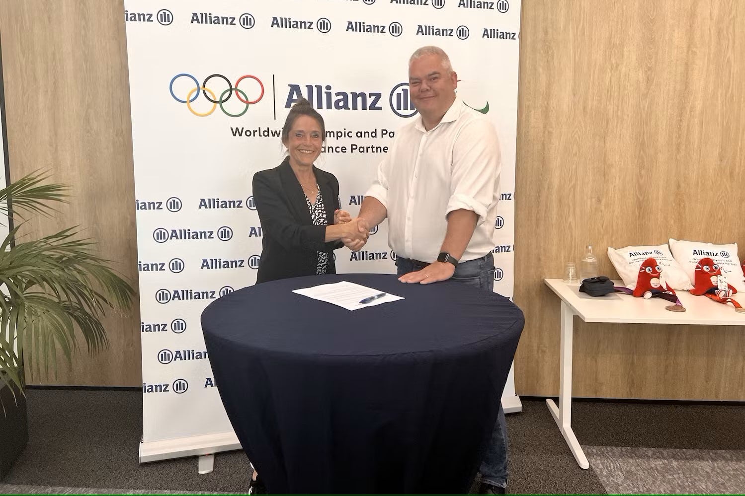 Allianz en Yvonne van Gennip ondertekenen overeenkomst
